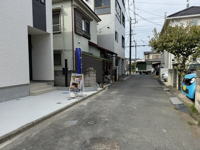三郷市戸ヶ崎２丁目新築戸建【前谷小学校：5分】の前面道路含む現地写真|北側前面道路