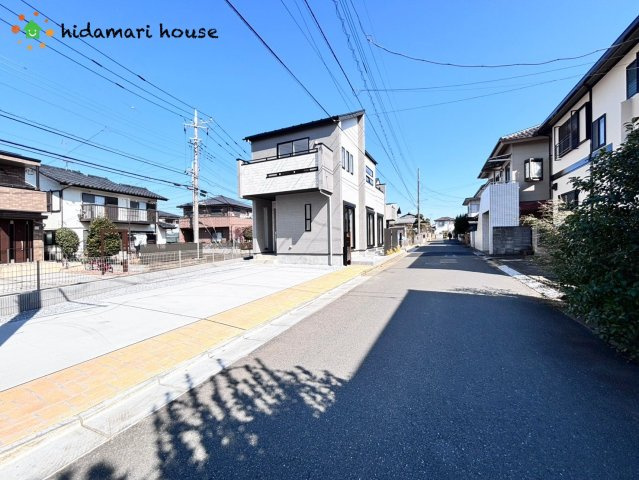 上尾市小泉　新築戸建　ブルーミングガーデン01の前面道路含む現地写真|コンビニまで徒歩4分なので、
急なお買い物にも対応できます！