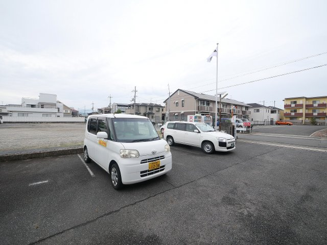 杏町倉庫事務所の駐車場