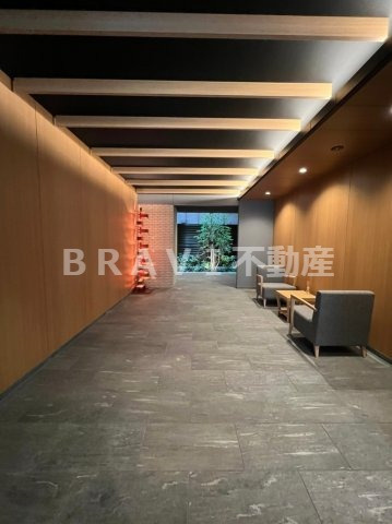 イニシア大手前　BRAVI不動産のロビー|【イニシア大手前】落ち着いたロビーです