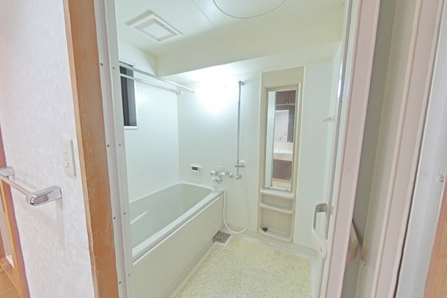 ６４１５２　ナビシティ新岐阜の浴室