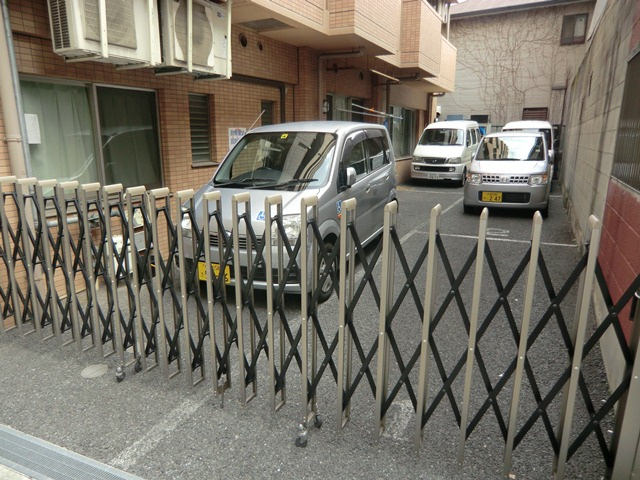 エナブル塚本の駐車場