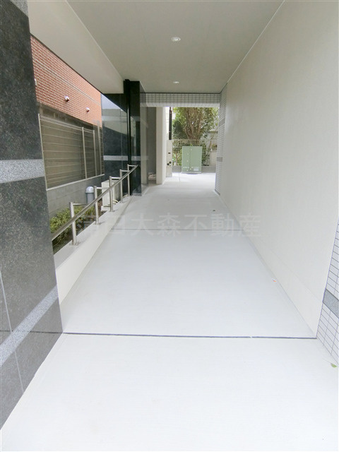 ティモーネ羽田エアポート＠仲介手数料最大無料のその他共用部分|駐輪場　バイク置き場へのアプローチ