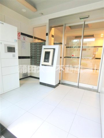 ティモーネ羽田エアポート＠仲介手数料最大無料のエントランス|防犯カメラTVモニター付オートロック宅配BOXメールBOX管理人室　エントランス