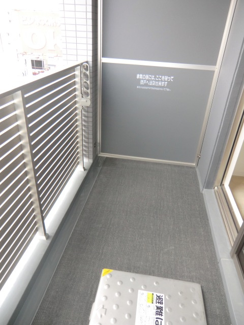 大阪市淀川区十三東１丁目の賃貸マンションのバルコニー