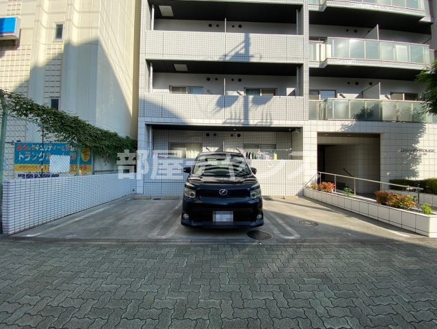 シャルマン新栄の駐車場