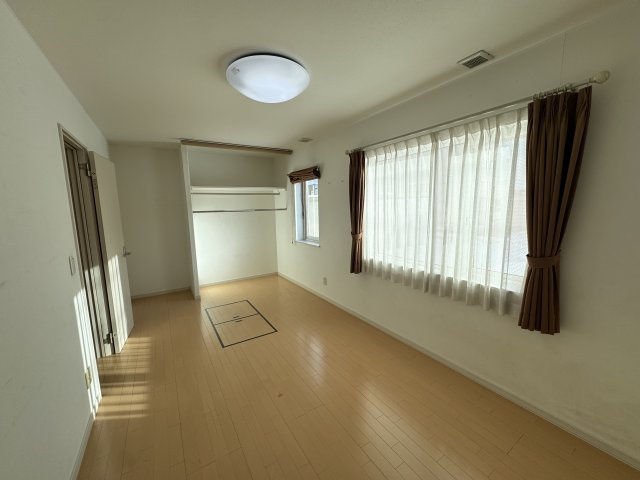 【洋室】 | 北見市ひかり野中古住宅 | 収納ロールカーテン付き