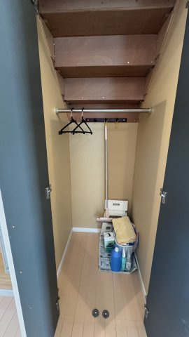 【収納】 | 北見市ひかり野中古住宅 | 便利なポール付き収納