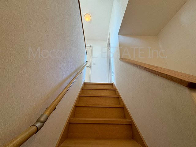 【その他共用部分】 | 北見市ひかり野中古住宅 | お子様にもご高齢の方にも嬉しい手摺り付き階段