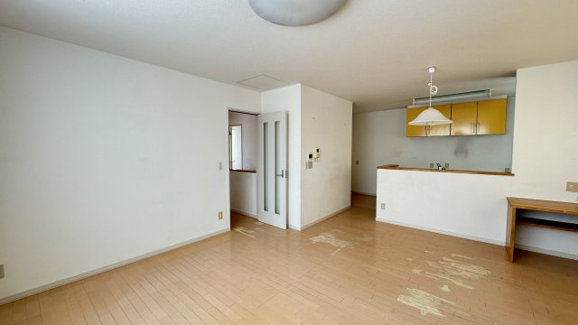 【居間・リビング】 | 北見市ひかり野中古住宅 | 広々リビングダイニング