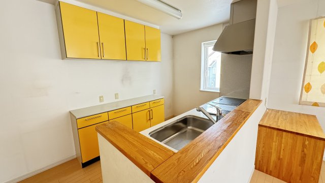 【キッチン】 | 北見市ひかり野中古住宅 | お部屋の方を見ながらお料理ができるセミオープン型