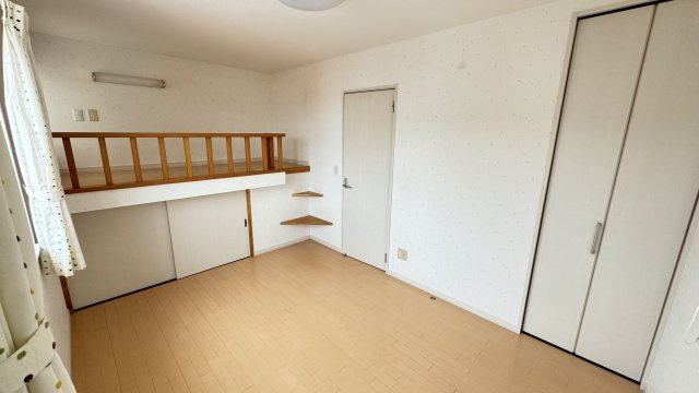 【洋室】 | 北見市ひかり野中古住宅 | 収納十分な洋室（2）