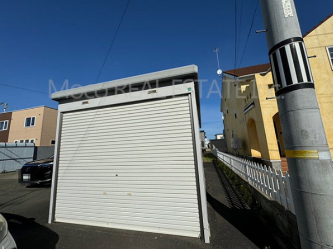 【駐車場】 | 北見市ひかり野中古住宅 | 車庫付き！