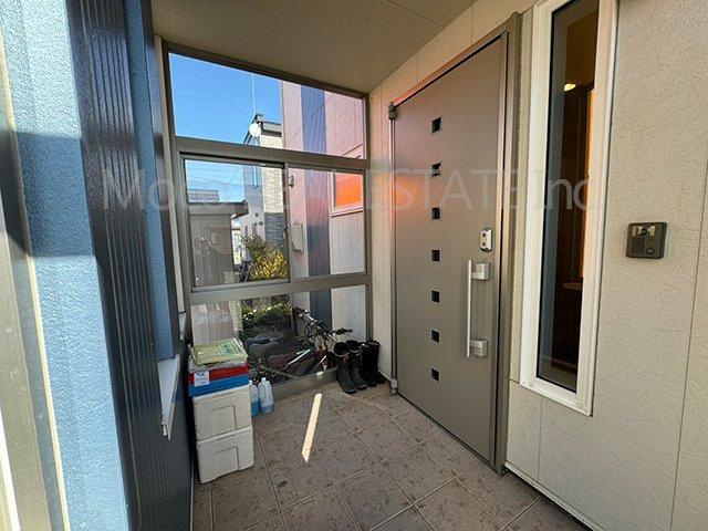 【その他共用部分】 | 北見市ひかり野中古住宅 | ガラス張りの玄関ポーチ
明るく開放的な空間を演出します
