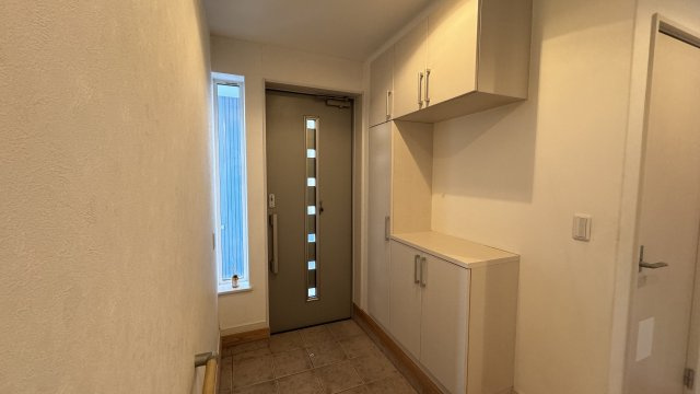 【玄関】 | 北見市ひかり野中古住宅 | 白を基調とした清潔感のある玄関
