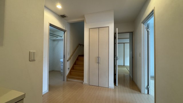 【その他共用部分】 | 北見市ひかり野中古住宅 | 広々とした玄関ホール
