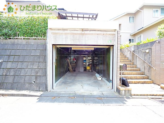 【駐車場】 | 龍ケ崎市南が丘4丁目　中古戸建 | 車庫付き物件なので防犯面も安心♪