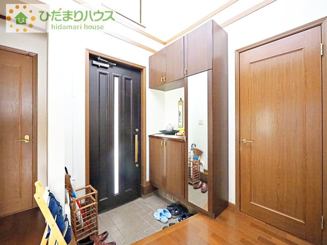 【玄関】 | 龍ケ崎市南が丘4丁目　中古戸建 | 使い勝手の良い大きなシューズボックス☆乱雑になりがちな玄関をスッキリ見せてくれます！