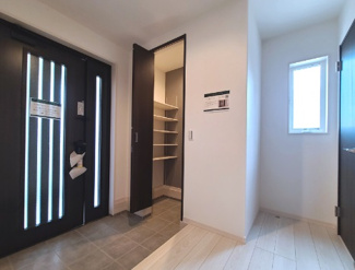 【玄関】 | 岐阜市鏡島新築分譲全10区画！太陽光発電システム搭載！ZEH住宅！耐震等級3・住宅性能評価書取得！ | 岐阜市鏡島新築分譲全10区画！太陽光発電システム搭載！ZEH住宅！耐震等級3・住宅性能評価書取得！