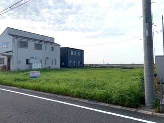 【外観】 | 建築条件ありません！！
お好きなハウスメーカーでご検討ください♪
南北に長い土地の形状だから、建物を建てても南面を広く残せます♪
日当たりのよい広いお庭を作ることも可能です♪
ご見学大歓迎です！