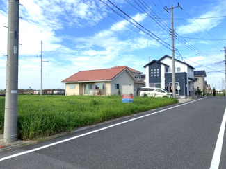 【前面道路含む現地写真】 | 前面道路は6m公道です。
見通しが良く車の出し入れもスムーズです♪