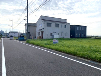 【前面道路含む現地写真】 | 周辺交通量も少なく、閑静な住環境です♪