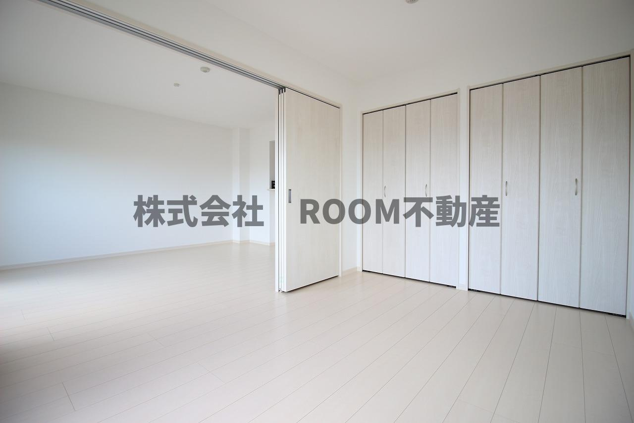 チェリーブロッサム久保原の寝室|開放的な寝室です