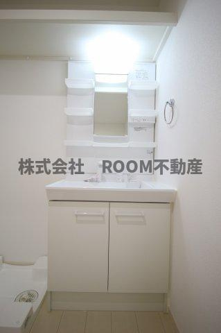 チェリーブロッサム久保原の独立洗面台|独立洗面台、小物を置くことができて便利です