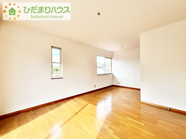 【寝室】 | 土浦市中村東３丁目　中古戸建 | 広めの主寝室は、ベッドの他にもパソコンデスクやドレッサーなども置けちゃいます(*^-^*)