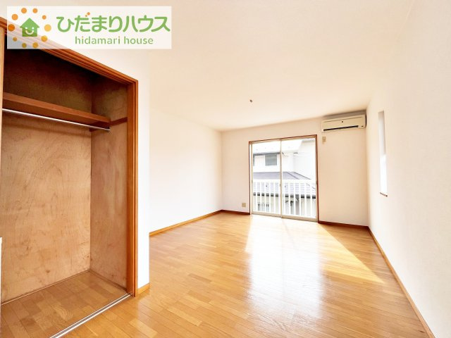 【寝室】 | 土浦市中村東３丁目　中古戸建 | バルコニーに面していて、たっぷり光りの入る明るい主寝室です！