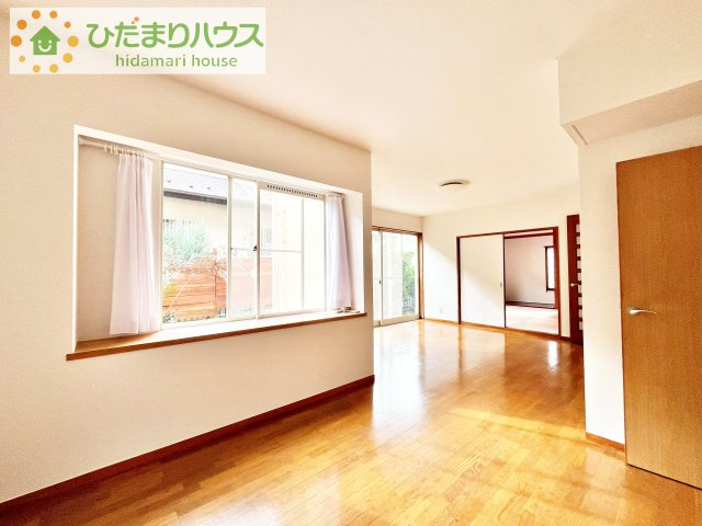 【居間・リビング】 | 土浦市中村東３丁目　中古戸建 | リビングの大きな窓からは、暖かな日の光が降り注ぎます・・・