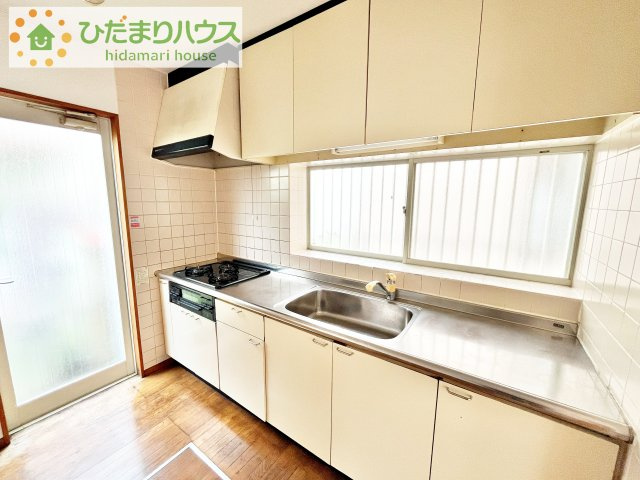 【キッチン】 | 土浦市中村東３丁目　中古戸建 | 3口コンロと収納豊富なキッチンで、ママの毎日のお料理もはかどります☆