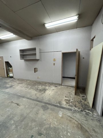 井の森町倉庫の駐車場