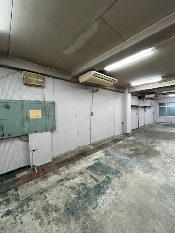 井の森町倉庫の駐車場