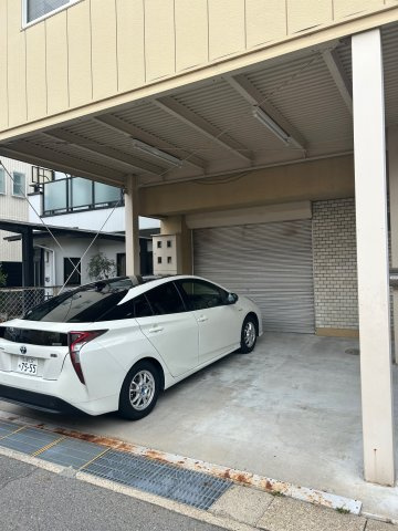 井の森町倉庫の駐車場