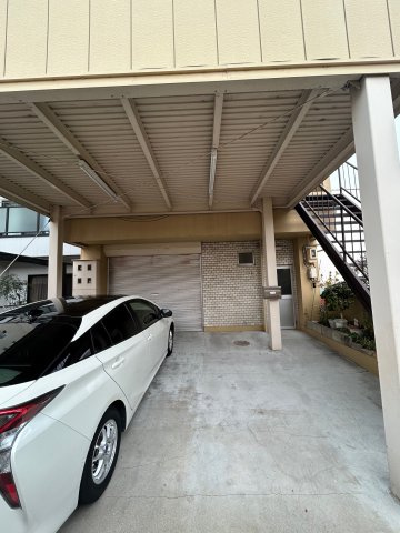 井の森町倉庫の駐車場