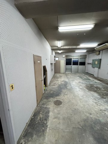 井の森町倉庫のロビー