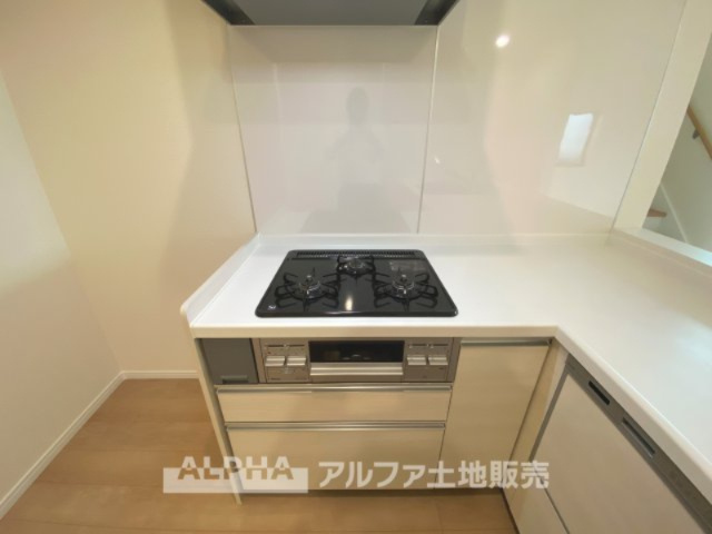 八王子市本町新築戸建のキッチン|【Gas range】
◆ガスレンジ◆お料理のあとはさっと拭くだけで綺麗になる。お手入れも簡単に、見た目も綺麗に。奥様の負担を軽減します。