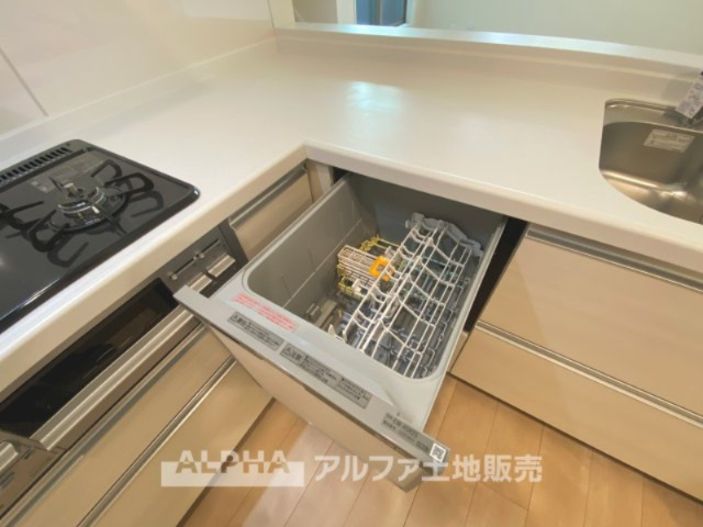 八王子市本町新築戸建のキッチン|【Food washing machine】
◆食洗機◆お子様の面倒を見れる時間が増え時短になります。加えて手荒れも防げてしかも節水が高い為、大変人気があり重宝します。