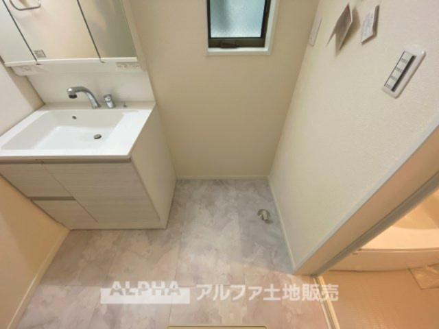 八王子市本町新築戸建の脱衣所|【Laundry space】
◆ランドリースペース◆広々した空間で雨の日でも十分に洗濯物を乾かすことが出来ます。バスルームには浴室換気乾燥機も付いているので重宝しますね。