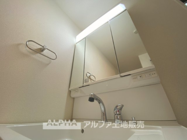 八王子市本町戸建の独立洗面台|【trifold mirror】
◆三面鏡◆身支度には、歯ブラシ・コップ・化粧品類など様々な小物を使用するので散らかってしまいがち。鏡の裏収納でたっぷり収納して生活感を隠し、スタイリッシュな空間に。