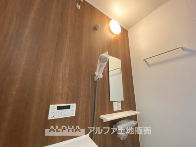 八王子市本町新築戸建の浴室|【Bathroom】
◆浴室換気乾燥機付きUB◆雨に日でも洗濯物が乾かせ、同時に室内を乾燥させる為、カビ、汚れの発生を抑えます。暖房機機能があり冬場は入浴前に暖め可能でとても重宝します。