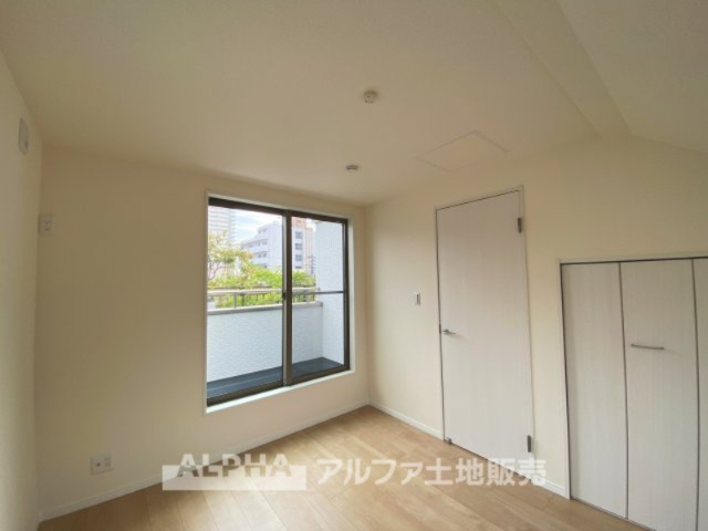 八王子市本町戸建の洋室|【room】
◆居室◆光に包まれるように設計された空間。太陽の光が爽やかな目覚めを誘い、良い一日を予感させてくれます。