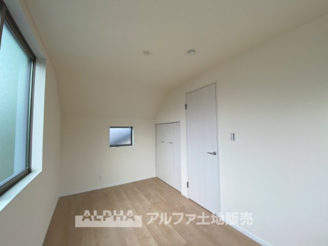 八王子市本町戸建の寝室|【Two sides lighting】
◆明るい主寝室◆二面採光北側の居室は明るく爽やかな風の抜ける快適空間。。収納もしっかりと沢山の洋服をしまえます。