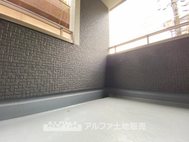 八王子市本町戸建のバルコニー|【roof balcony】
◆ルーフバルコニー◆ルーフバルコニーは降りそそぐ採光の美しさはそのまま。雨の日にも安心して洗濯物を干せる空間に感嘆する。夜にはカウチソファに背を傾け星空を眺め