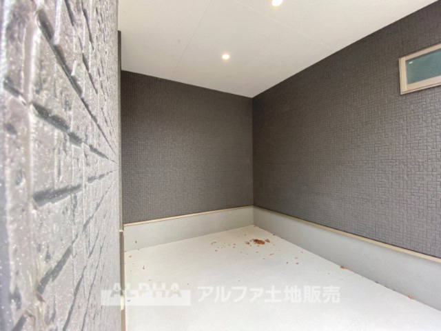 八王子市本町戸建の駐車場|【Build in garage】
◆ビルドイン・ガレージ◆休日にバイクを整備しながら至福のひと時。ビルドインガレージは大切な愛車を雨に濡れない自分だけの空間に置き眺めながらの時間を過ごして下さい。