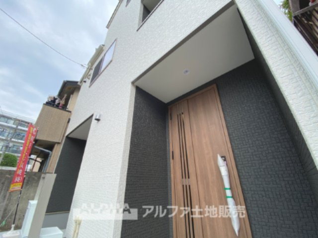 八王子市本町戸建の外観|【Security Cardkey】
◆セキュリティーカードキー◆ICチップ内蔵カード・携帯電話を近づければ施錠・解錠ができ、セキュリティー面でも安心です。非常用シリンダーで施解錠が可能です。