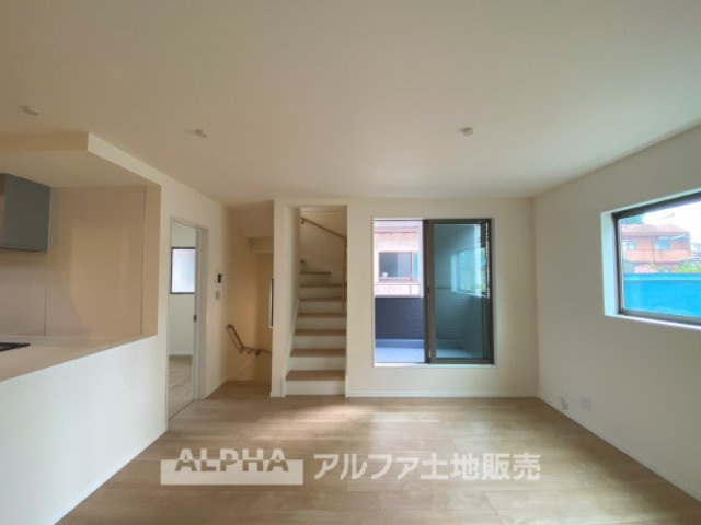 八王子市本町戸建の居間・リビング|【The situation】
◆シチュエーション◆リビングルームのドアを開くと、窓から飛び込むのは緑と光の風光明媚な景色。僕の目に映るは、ここで家族と会話をワイワイガヤガヤ楽しんでいる様子。