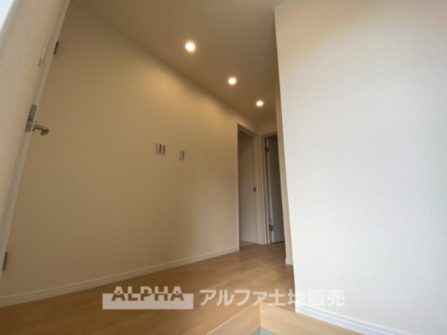 八王子市本町新築戸建の玄関|【Entrance】
◆玄関◆出勤。いってきますの声が楽しげに聞こえてくる。ドアーの音も心地よく爽やかな朝の時間が流れます。