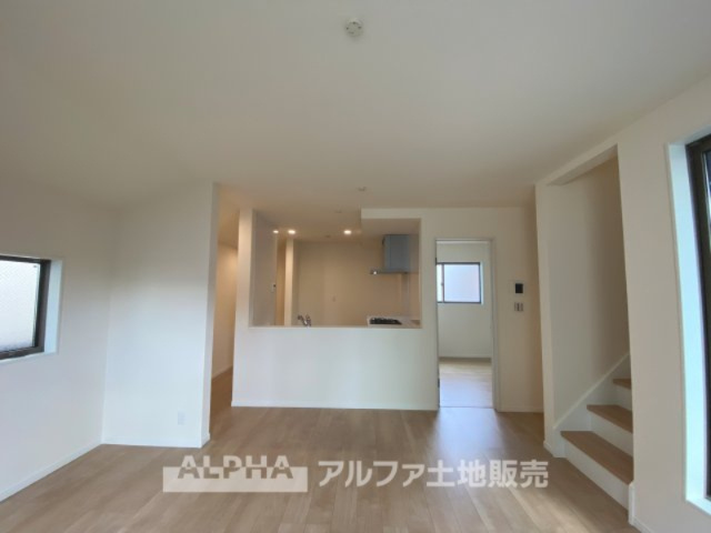 八王子市本町戸建の居間・リビング|【Livingroom】
◆爽やかな空間◆窓をあけるとリビングに通り抜ける清々しく心地よい冷涼なそよ風がこの空間を涼しくしてくれる。風通しの良さは人にとっても家にとっても健康的で気持ちいいものです。